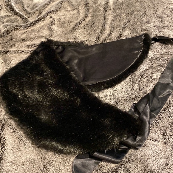 Faux fur wrap - Picture 2 of 3